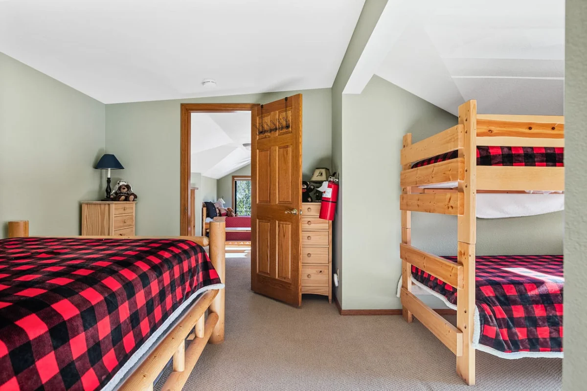 Roaring Lion Luxury Lodge| Lake Views & Hot tub #95