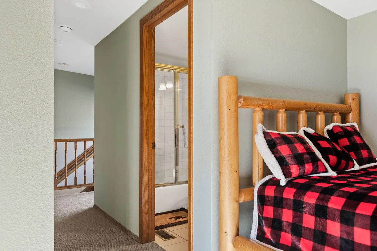 Roaring Lion Luxury Lodge| Lake Views & Hot tub #54