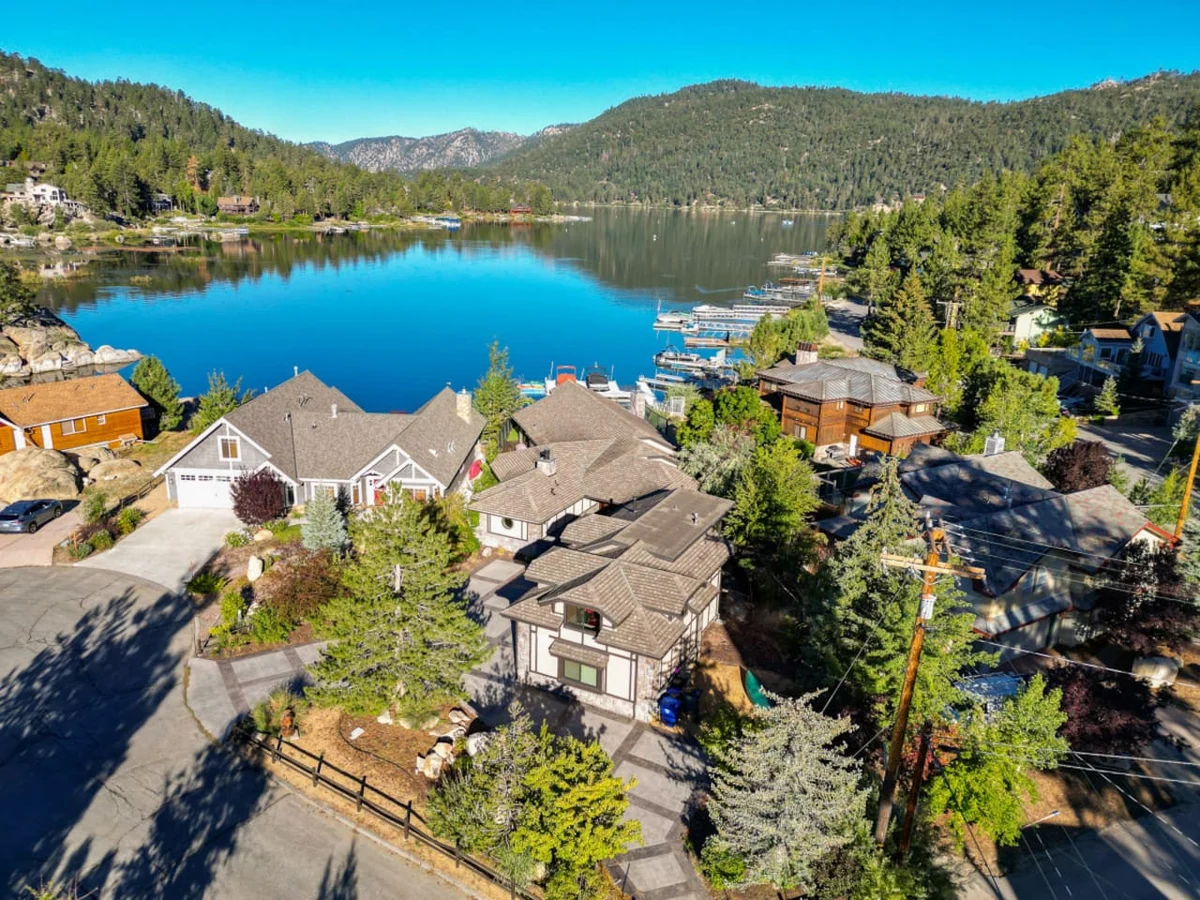 Roaring Lion Luxury Lodge| Lake Views & Hot tub #74
