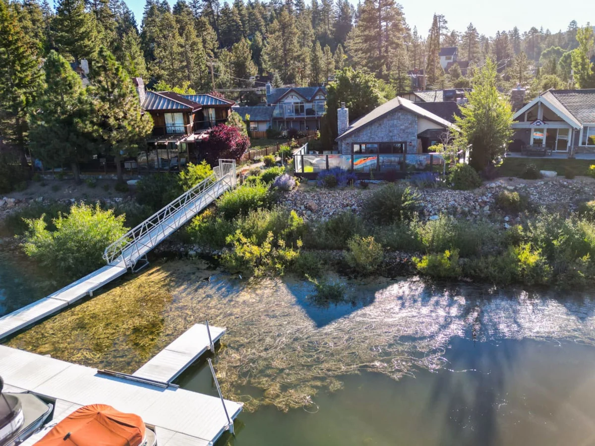Roaring Lion Luxury Lodge| Lake Views & Hot tub #104