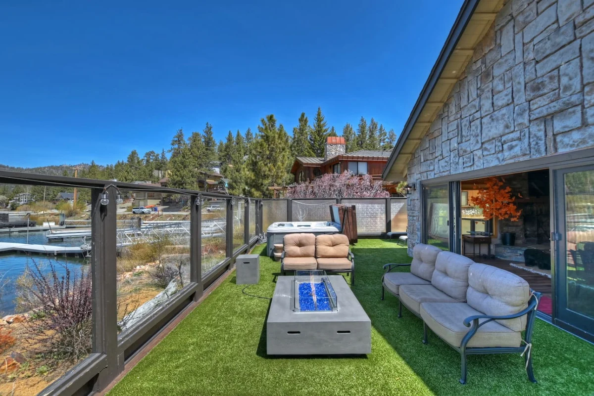 Roaring Lion Luxury Lodge| Lake Views & Hot tub #76