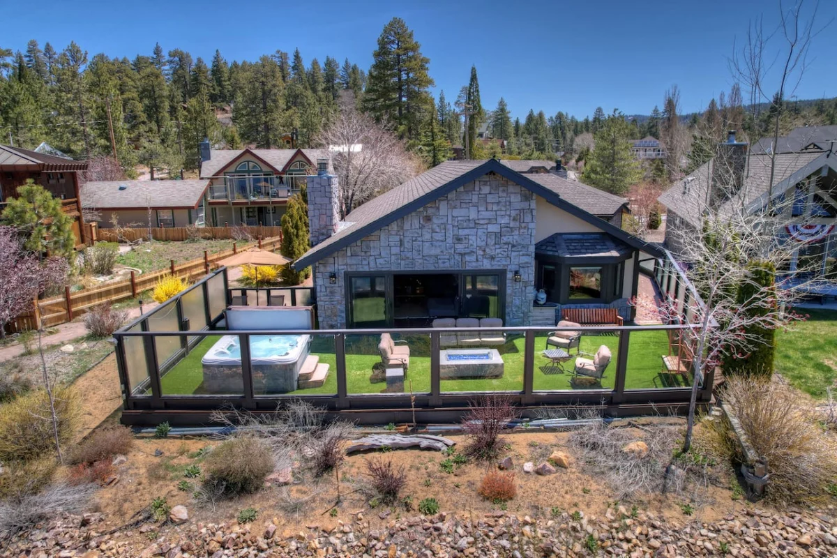 Roaring Lion Luxury Lodge| Lake Views & Hot tub #97