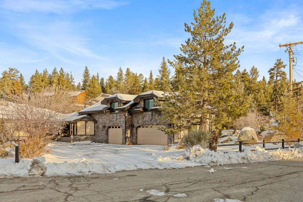 Roaring Lion Luxury Lodge| Lake Views & Hot tub #108
