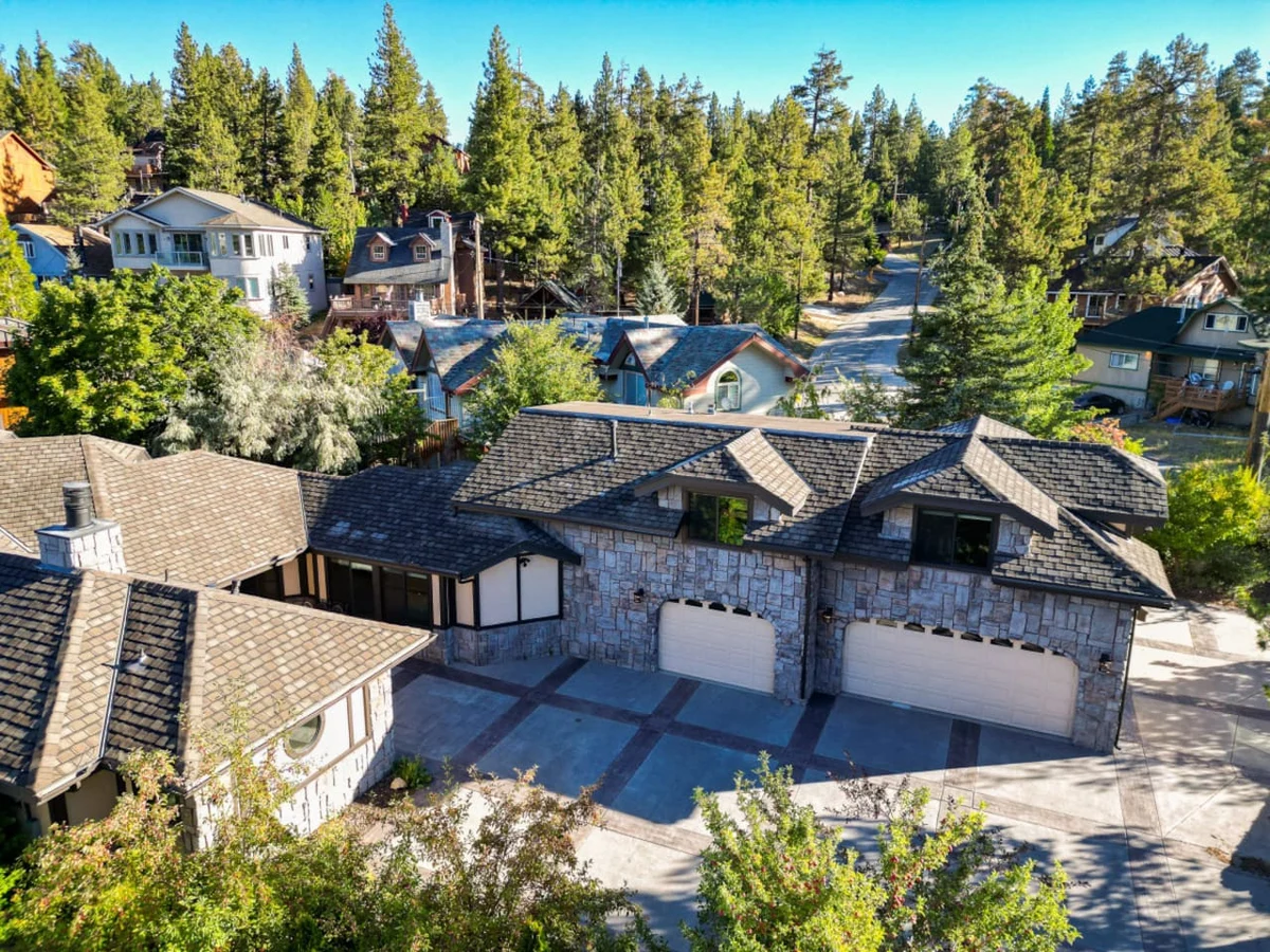Roaring Lion Luxury Lodge| Lake Views & Hot tub #100