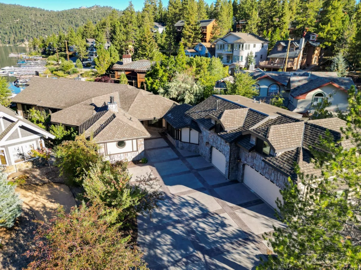 Roaring Lion Luxury Lodge| Lake Views & Hot tub #88