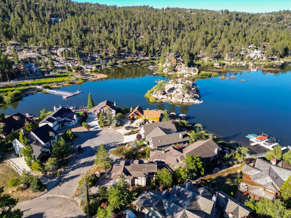 Roaring Lion Luxury Lodge| Lake Views & Hot tub #77