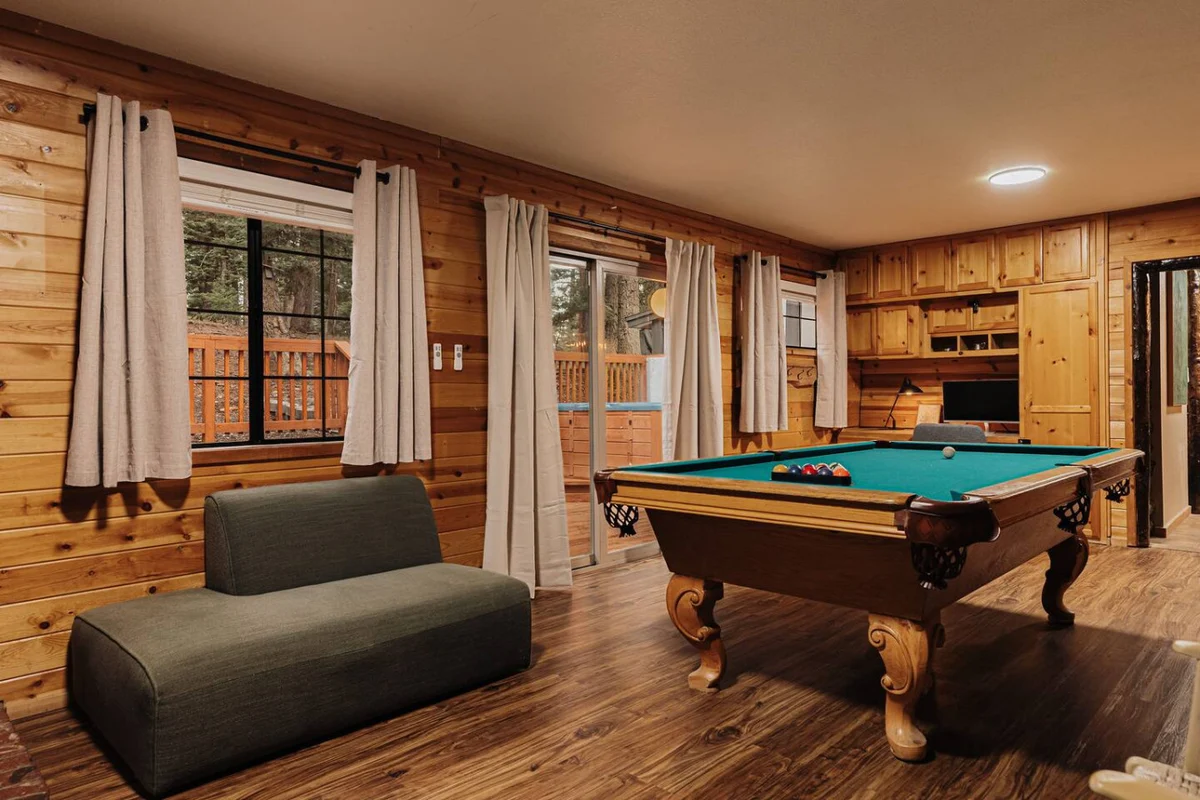 Stylish Sylvan Glen Chalet w  Hot Tub, Pool Table #126