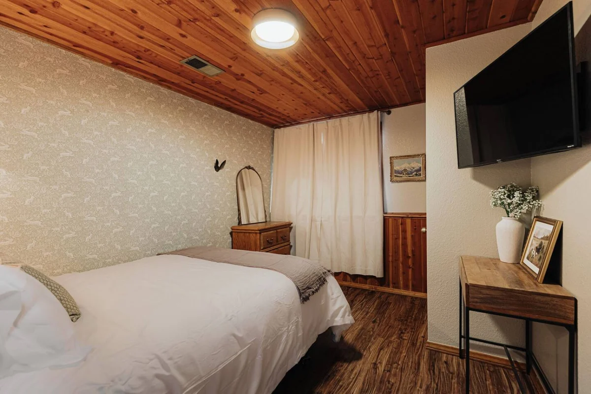 Stylish Sylvan Glen Chalet w  Hot Tub, Pool Table #122