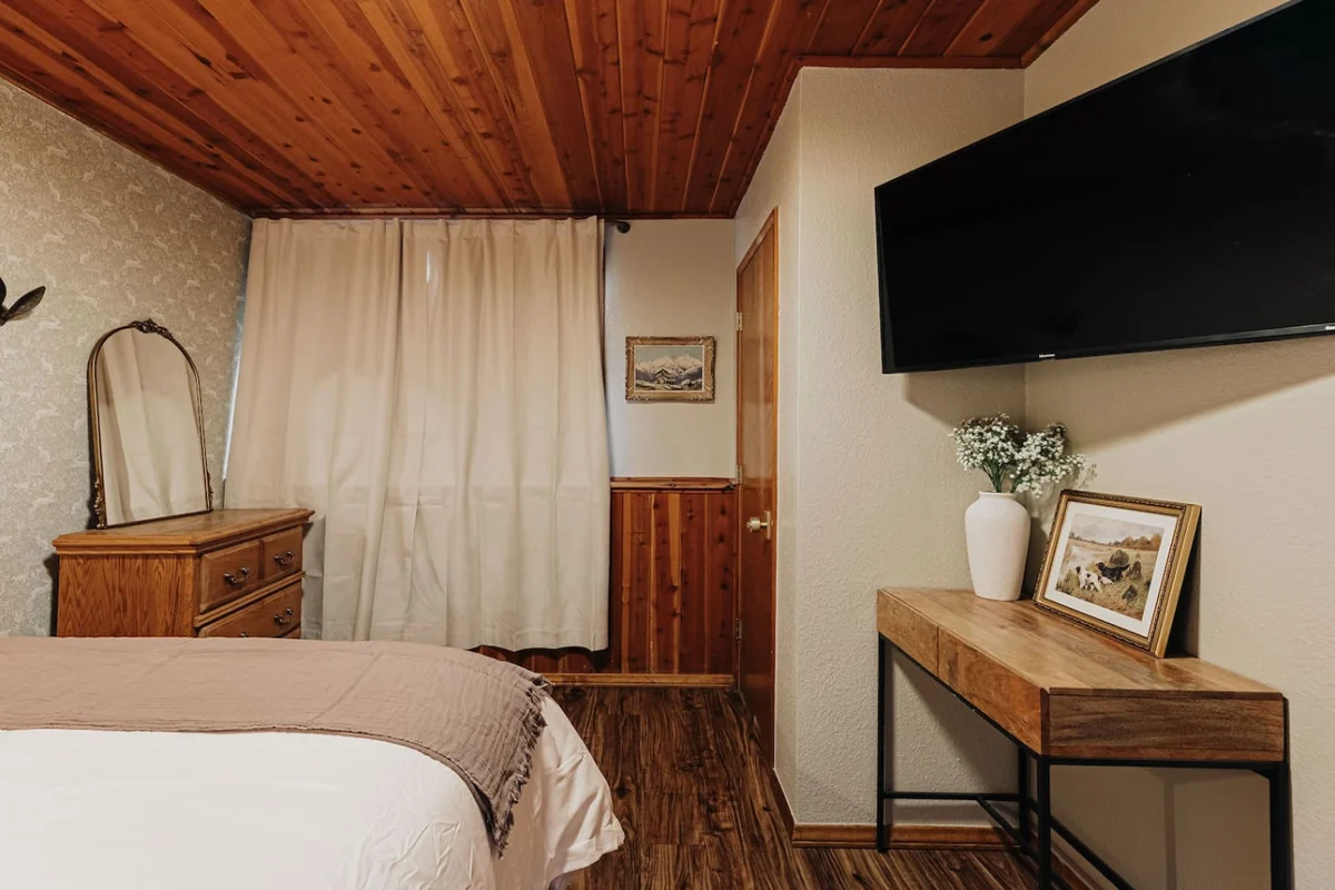 Stylish Sylvan Glen Chalet w  Hot Tub, Pool Table #121