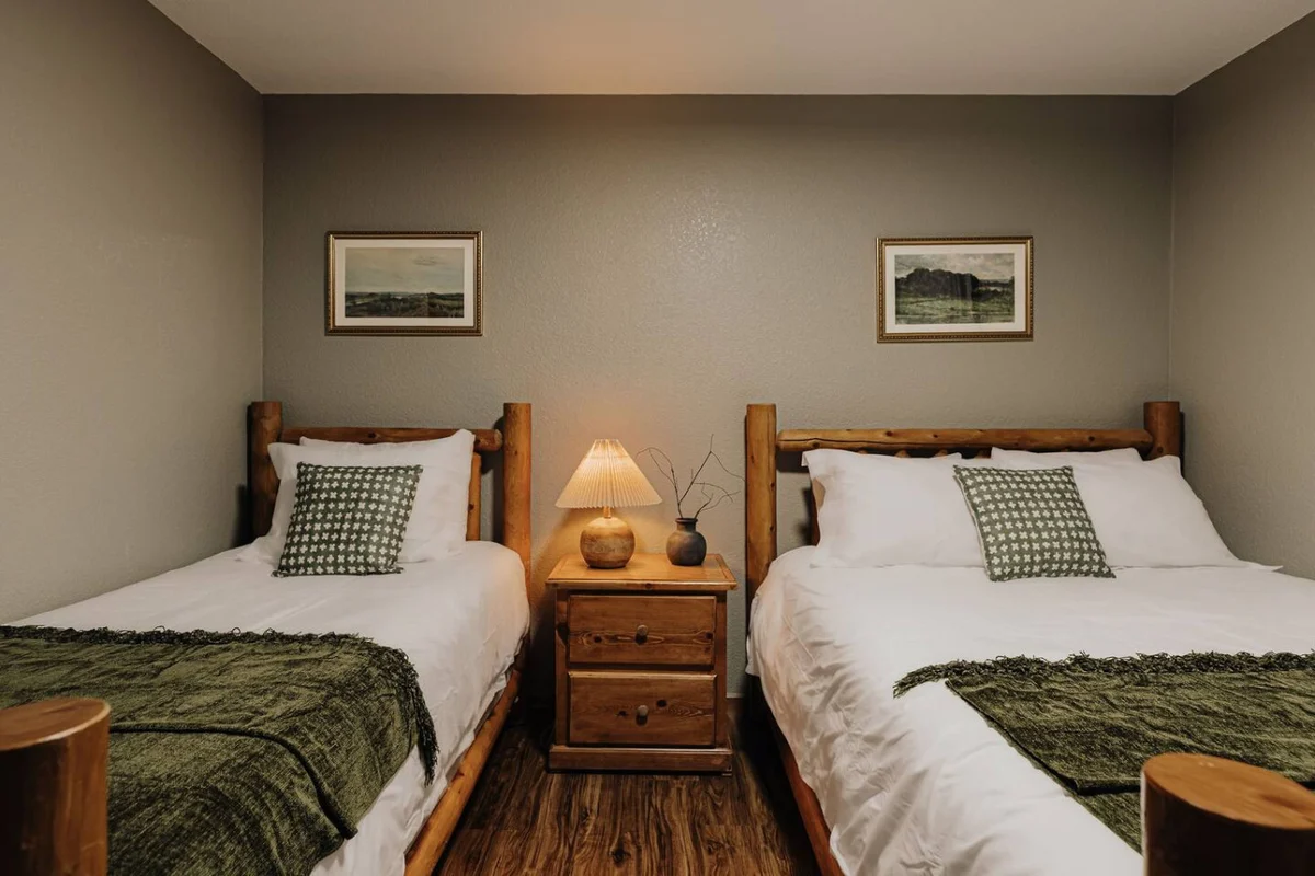 Stylish Sylvan Glen Chalet w  Hot Tub, Pool Table #108