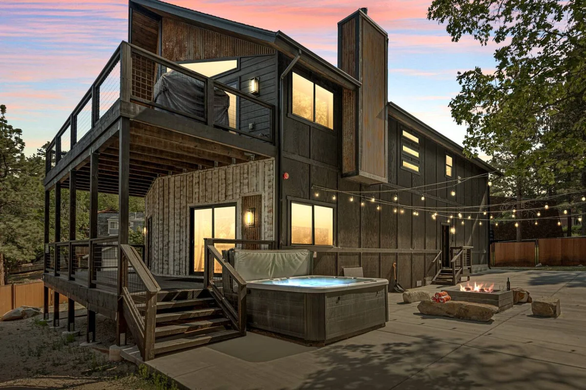 Urban Manor, Walk 2 Bear Mtn & Hot Tub w Firepit #55