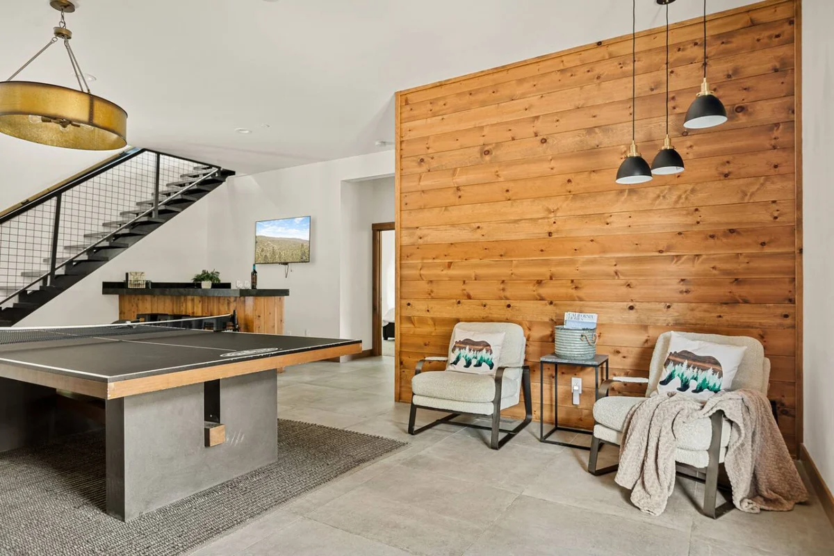 Urban Manor, Walk 2 Bear Mtn & Hot Tub w Firepit #47