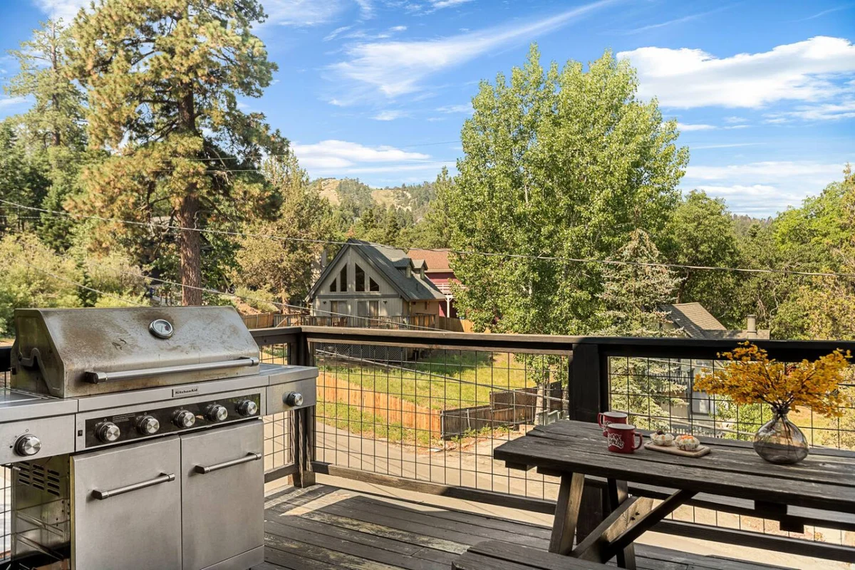 Urban Manor, Walk 2 Bear Mtn & Hot Tub w Firepit #72