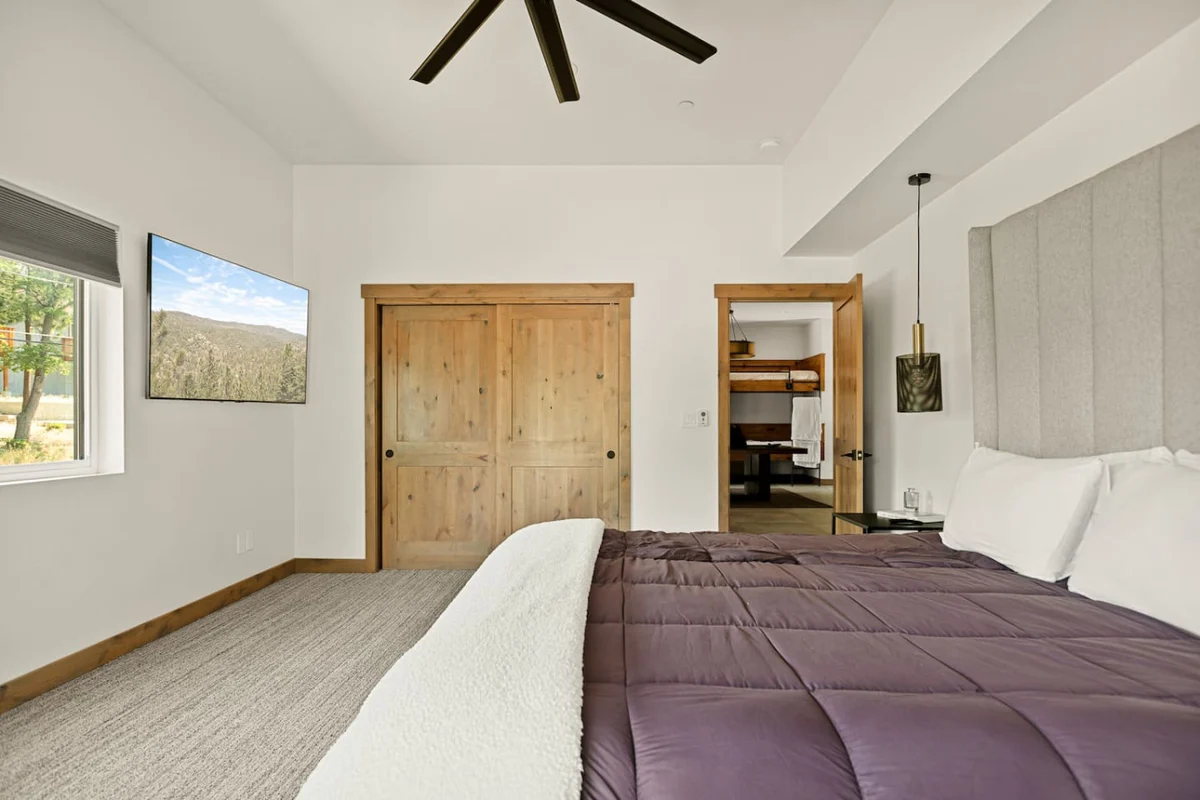 Urban Manor, Walk 2 Bear Mtn & Hot Tub w Firepit #73