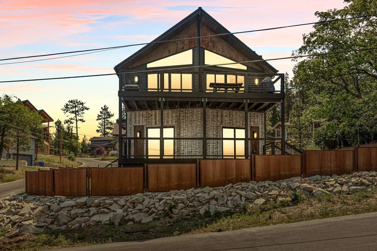 Urban Manor, Walk 2 Bear Mtn & Hot Tub w Firepit #59