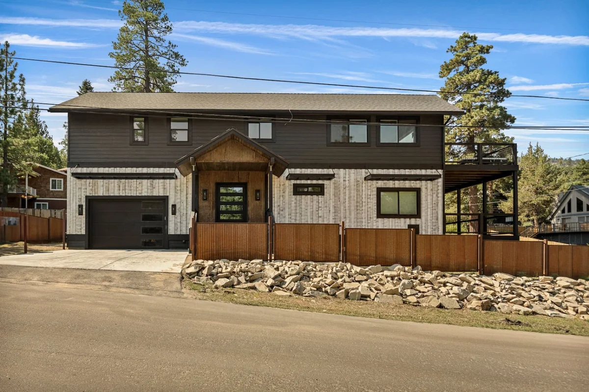 Urban Manor, Walk 2 Bear Mtn & Hot Tub w Firepit #57