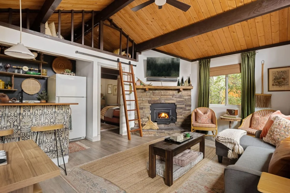 Vintage Mountain Retreat: Trendy Cabin, Loft #58