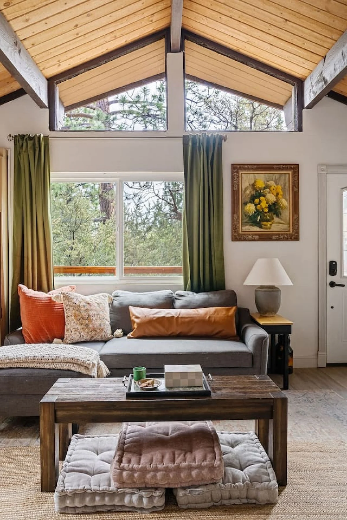 Vintage Mountain Retreat: Trendy Cabin, Loft #59