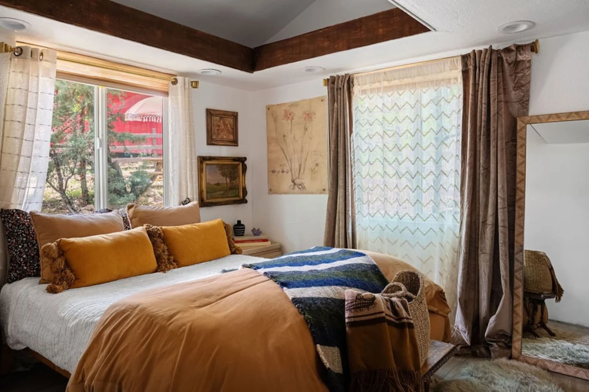 Vintage Mountain Retreat: Trendy Cabin, Loft #76