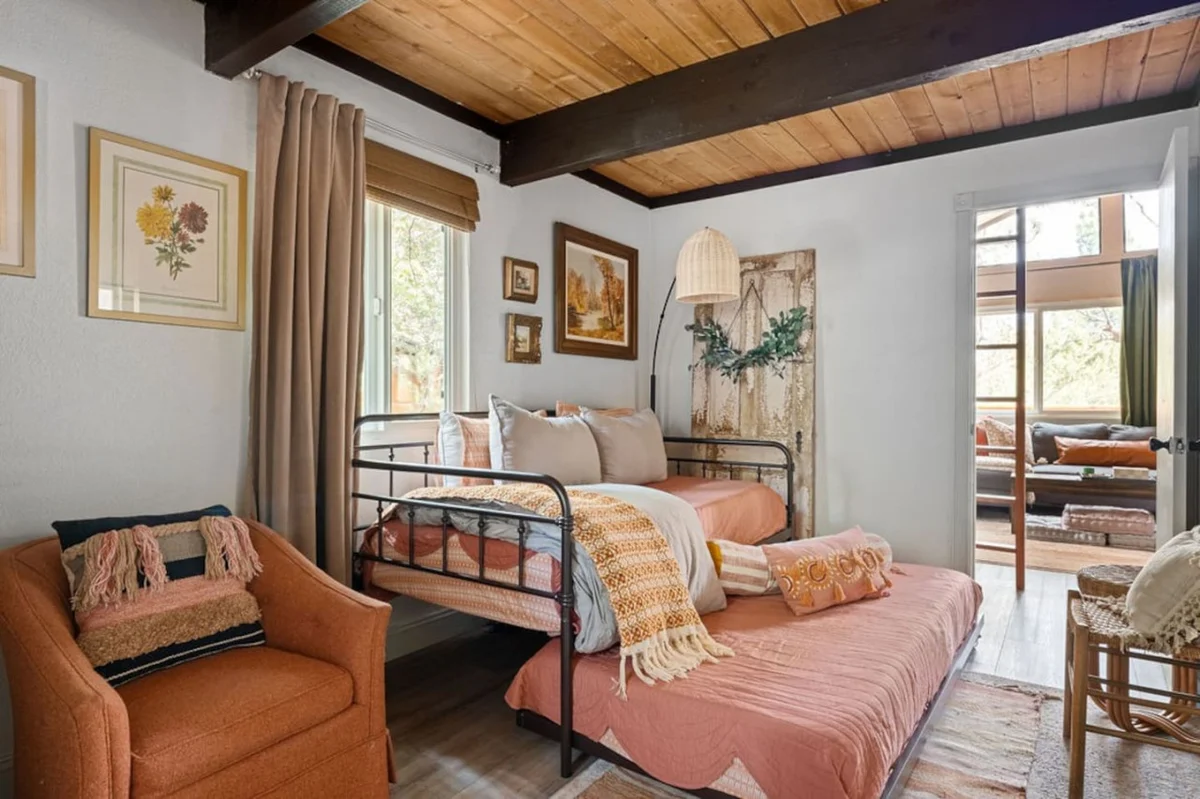 Vintage Mountain Retreat: Trendy Cabin, Loft #78