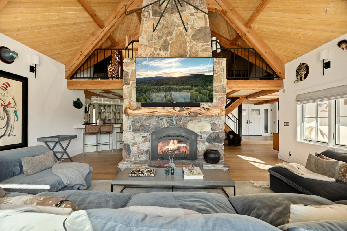 Whimsy by the Water Lakefront Cabin & Hot Tub #79