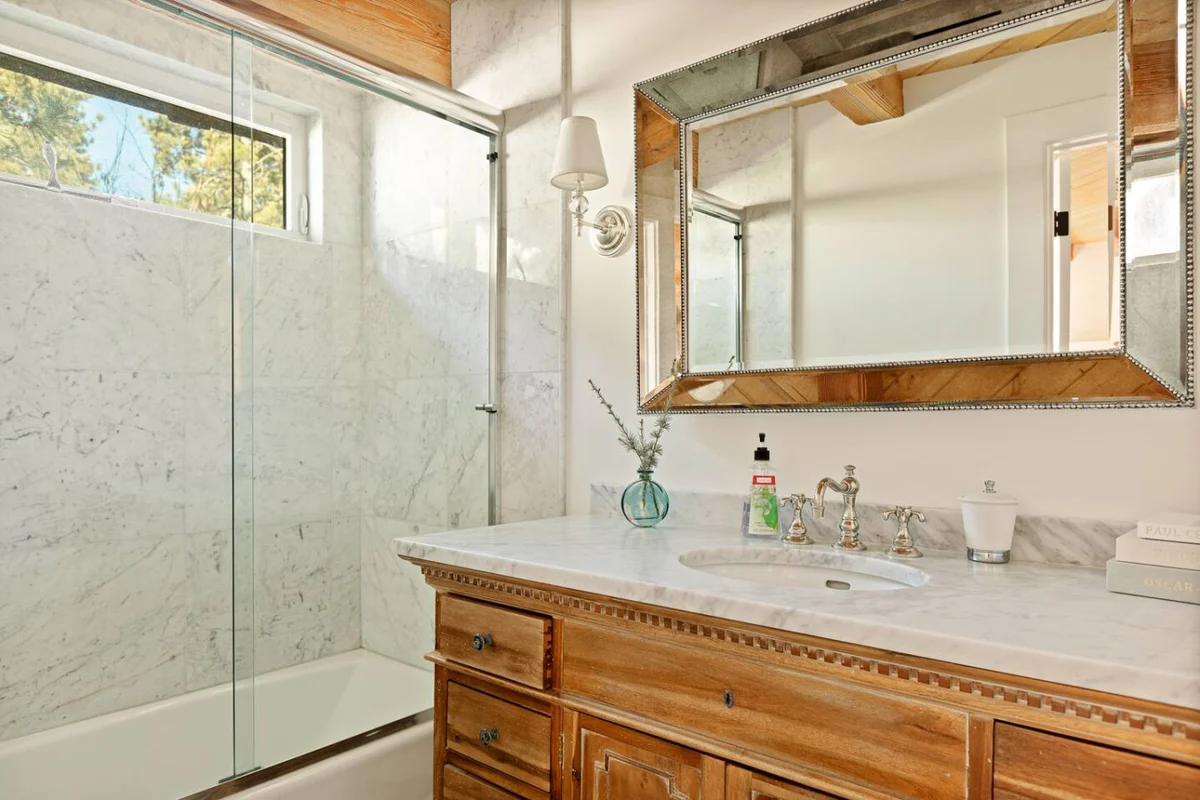 Whimsy by the Water Lakefront Cabin & Hot Tub #98