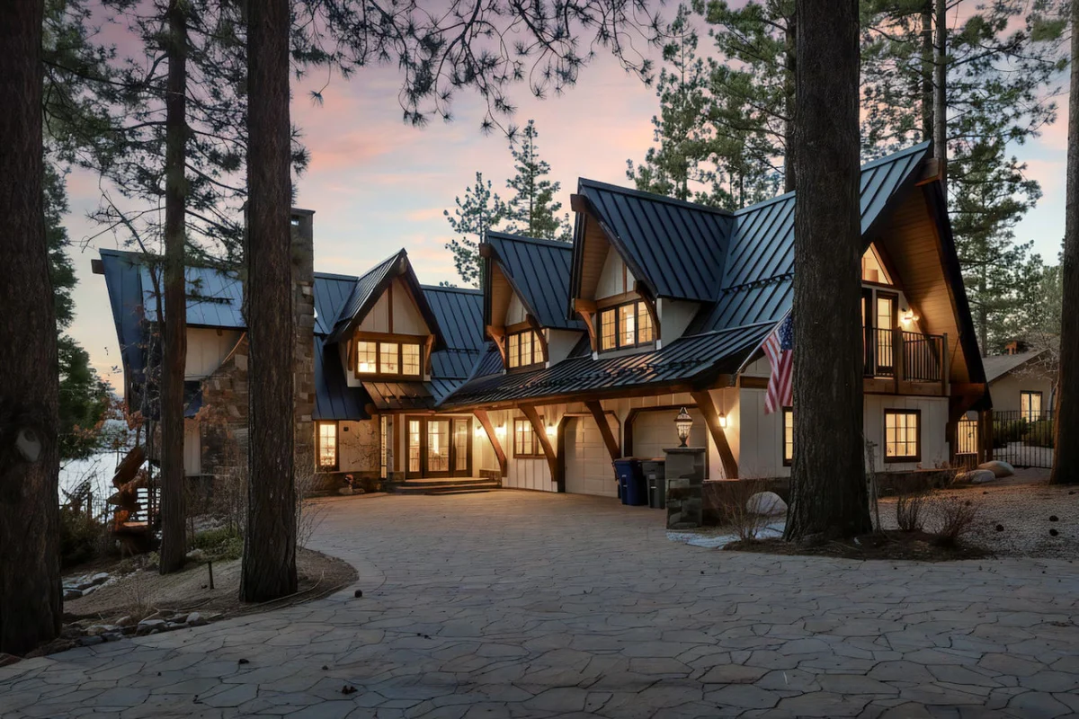 Whimsy by the Water Lakefront Cabin & Hot Tub #80