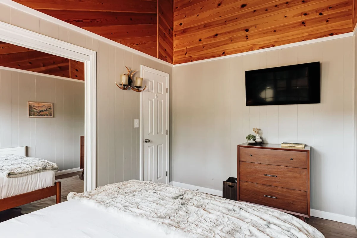 Modern Retreat | Spa, EV, Mountain Views & BBQ #101