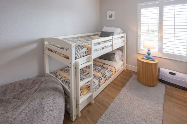 Bedroom 5 image 1