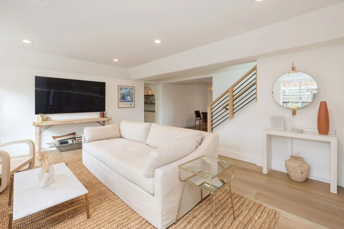 Seaside Home: Modern Retreat with Breathtaking Views and Beachside Charm #3