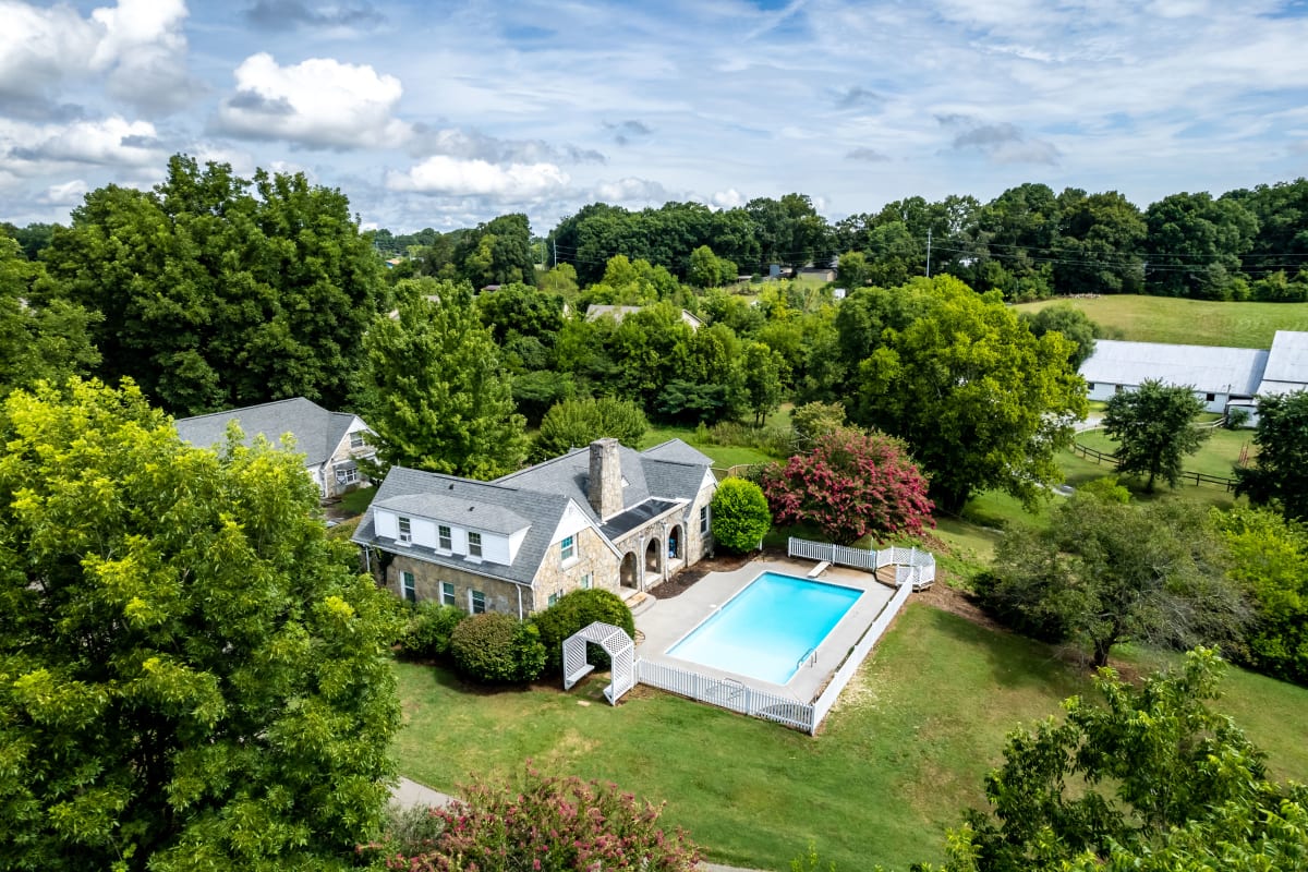 Tranquil Mountain Escape: Luxurious 5-Bedroom Farmhouse with Pool #4