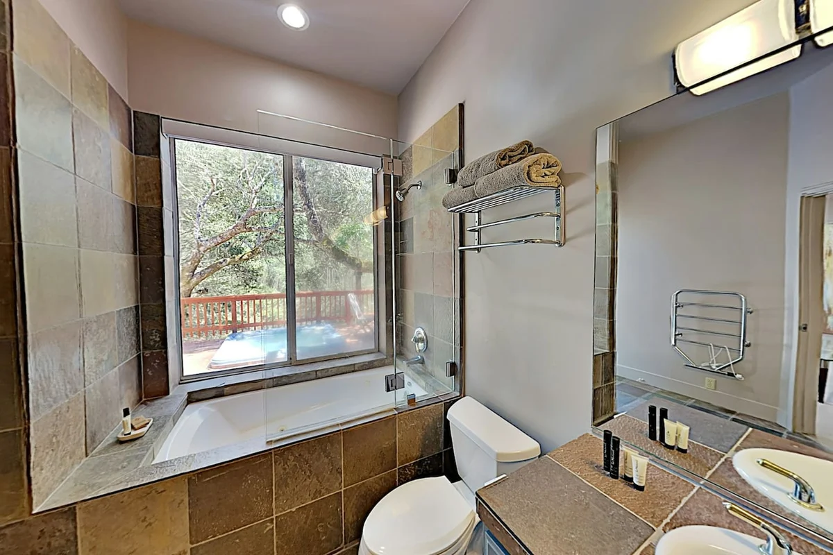 Bathroom 1 image 1
