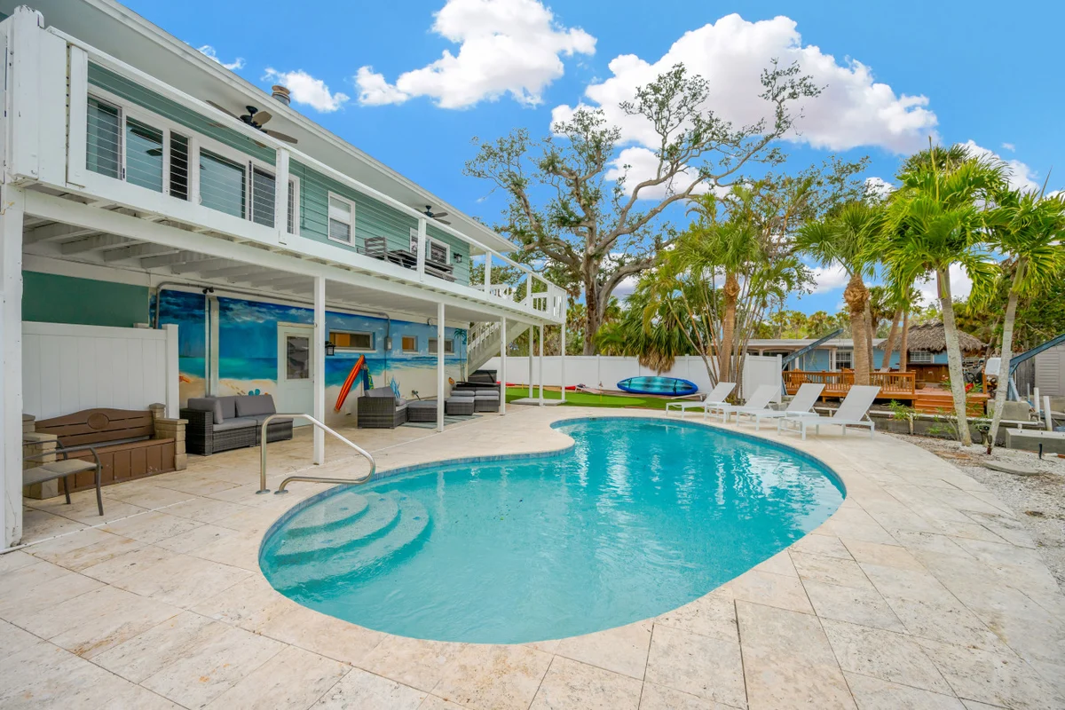 Waterfront Siesta Key Home l w/ pool, hot tub, mini putt, bikes & mins to beach property photo 3