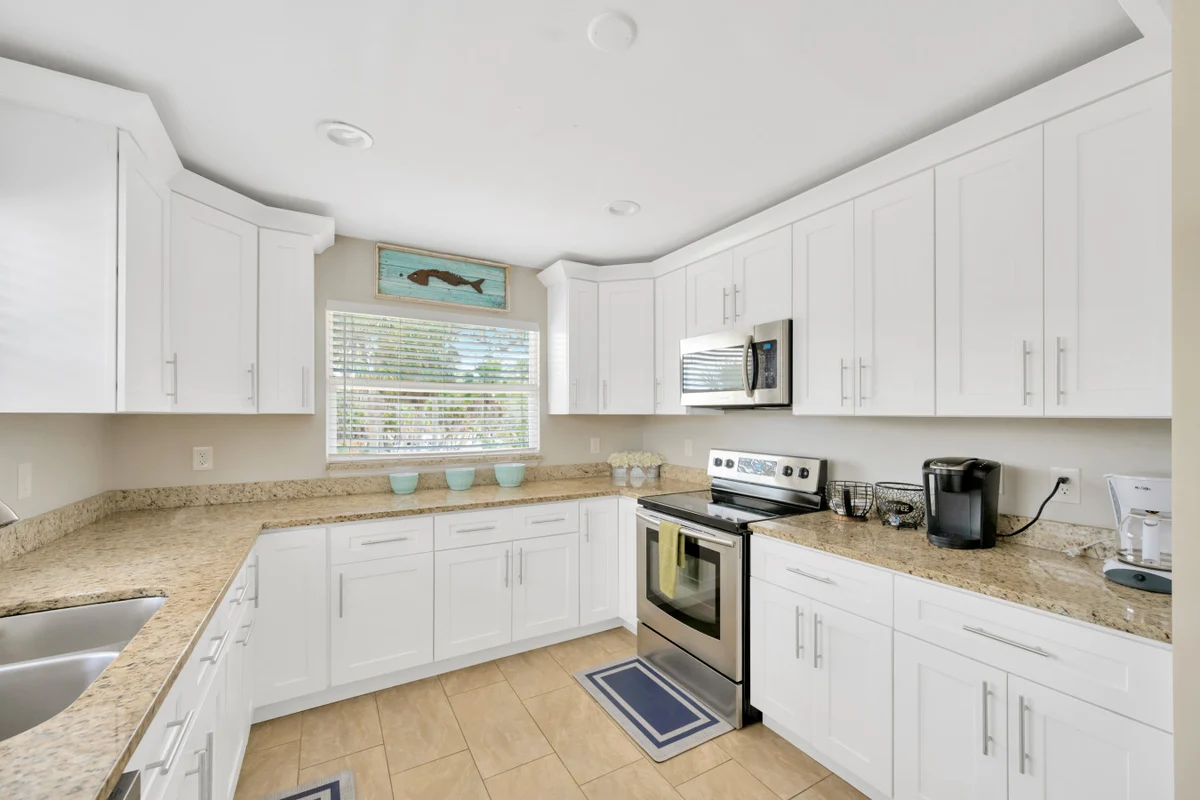 Waterfront Siesta Key Home l w/ pool, hot tub, mini putt, bikes & mins to beach property photo 4