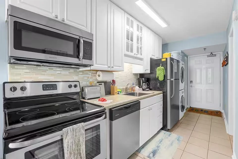 Wander Crescent Shores