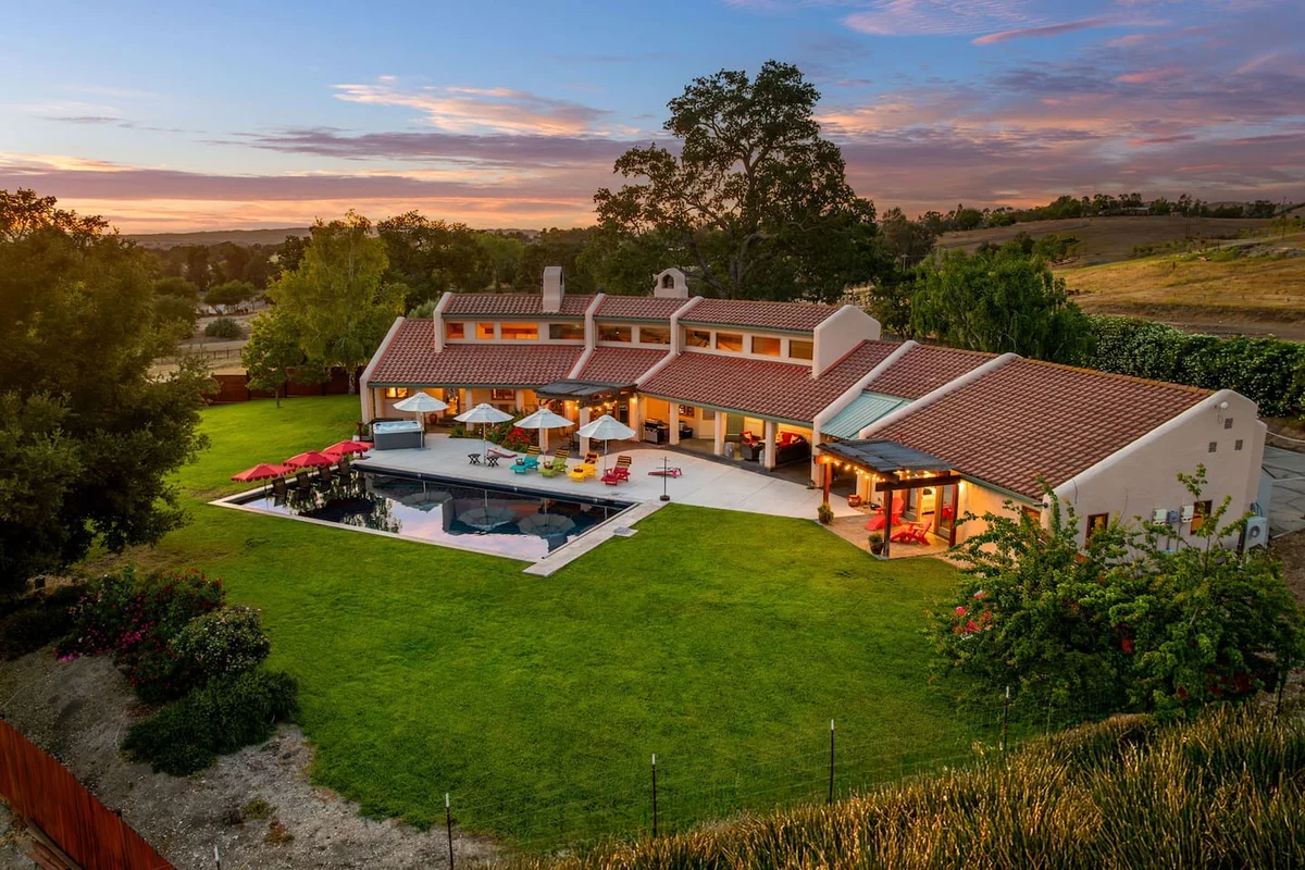 Spacious home, Sleeps 12, Spa, Pool, EV, Stunning! #100