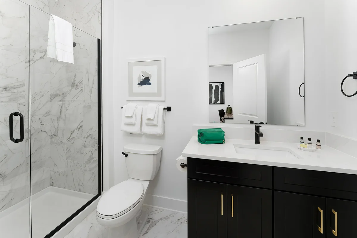 Ensuite Bathroom 2 image 1