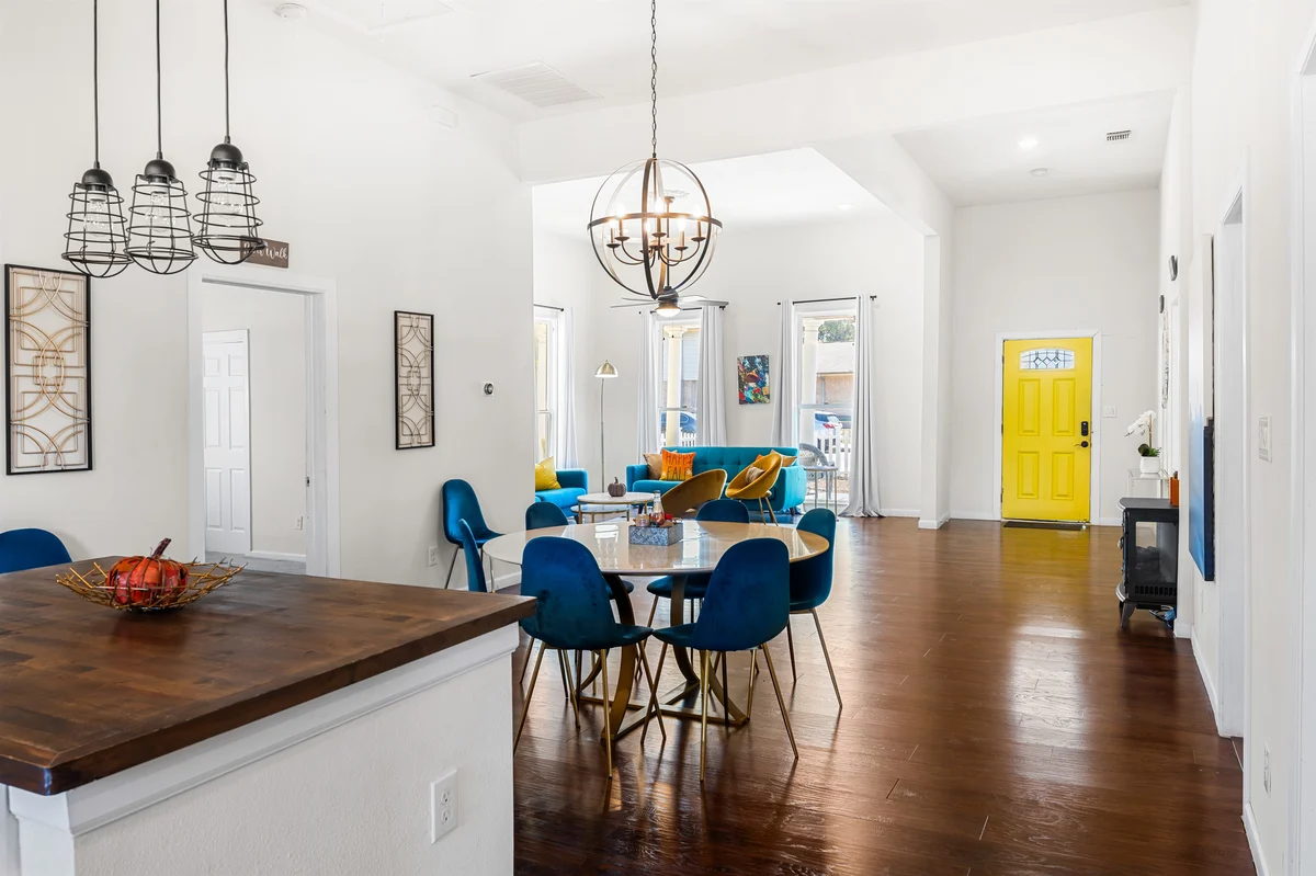 1M to Riverwalk & DT BBQ Arcades Family Fun (DT San Antonio) property photo 2