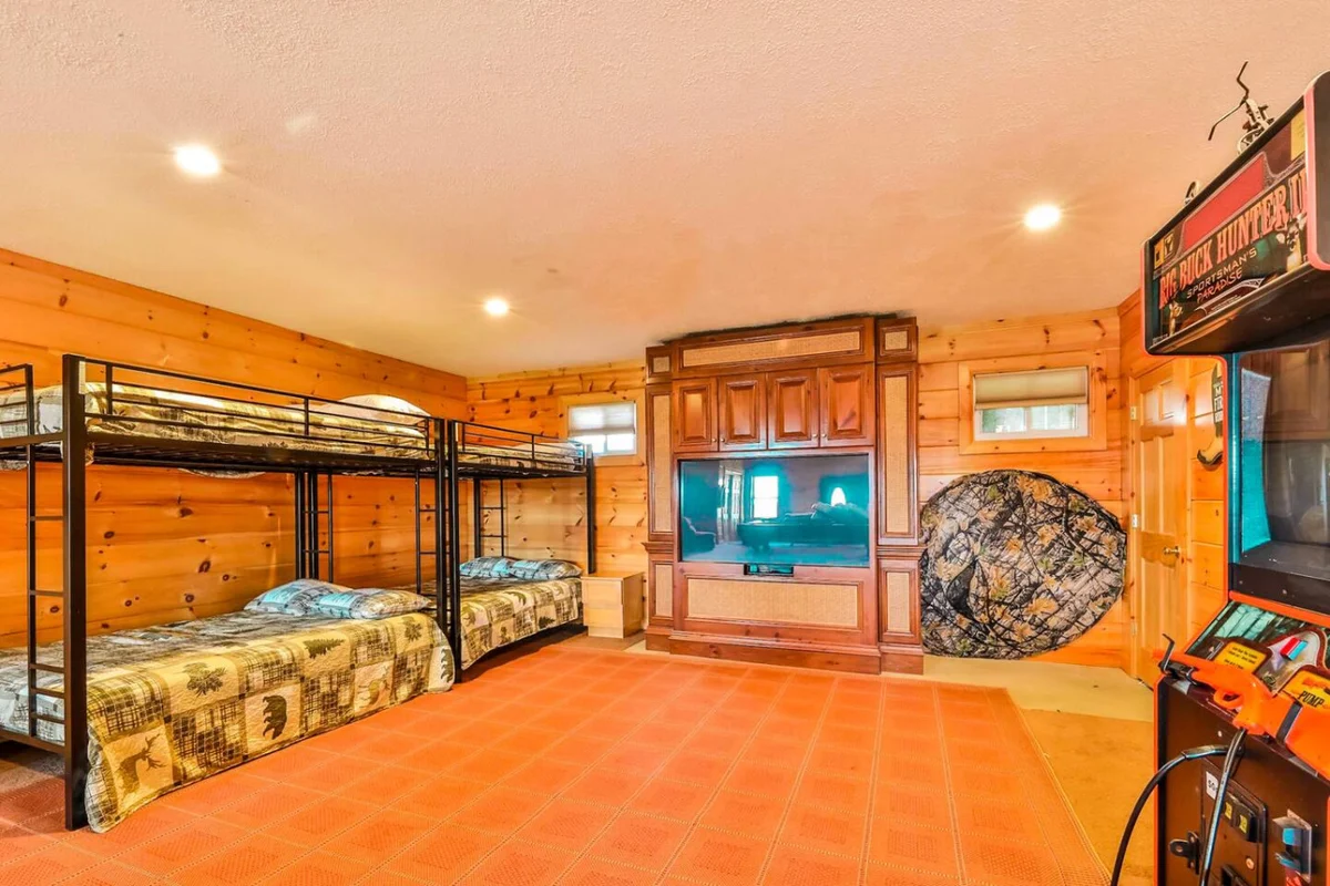 Massive 6BR 5BA Country Home with Central AC #9