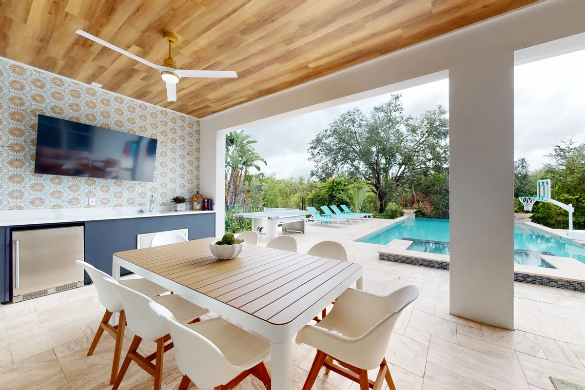 Wander Reunion Coves