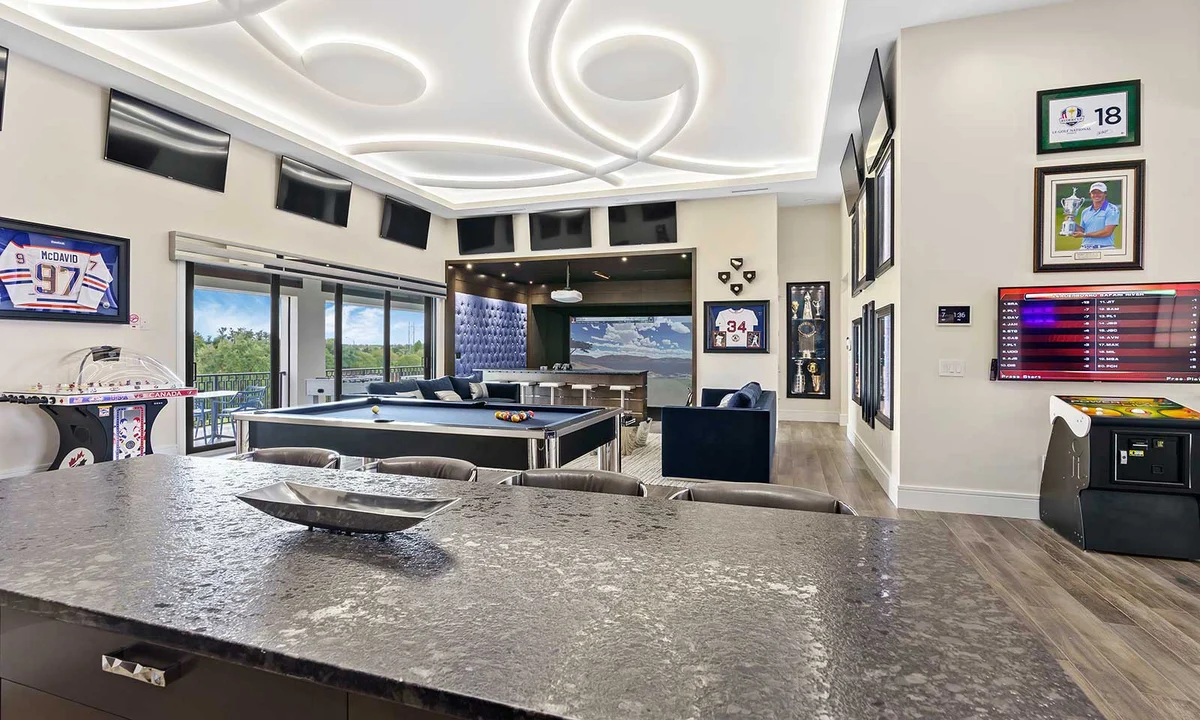 W320E - The Entertainment Mansion #98