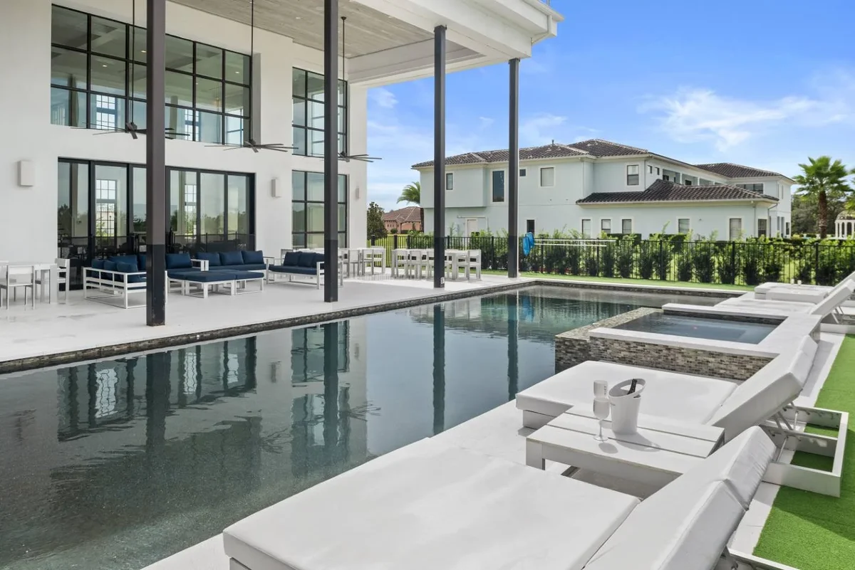 W402E - The Eclectic Colonial Estate #86