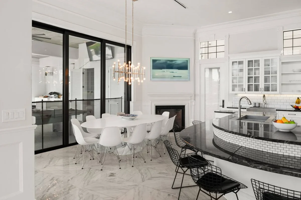 W402E - The Eclectic Colonial Estate #87