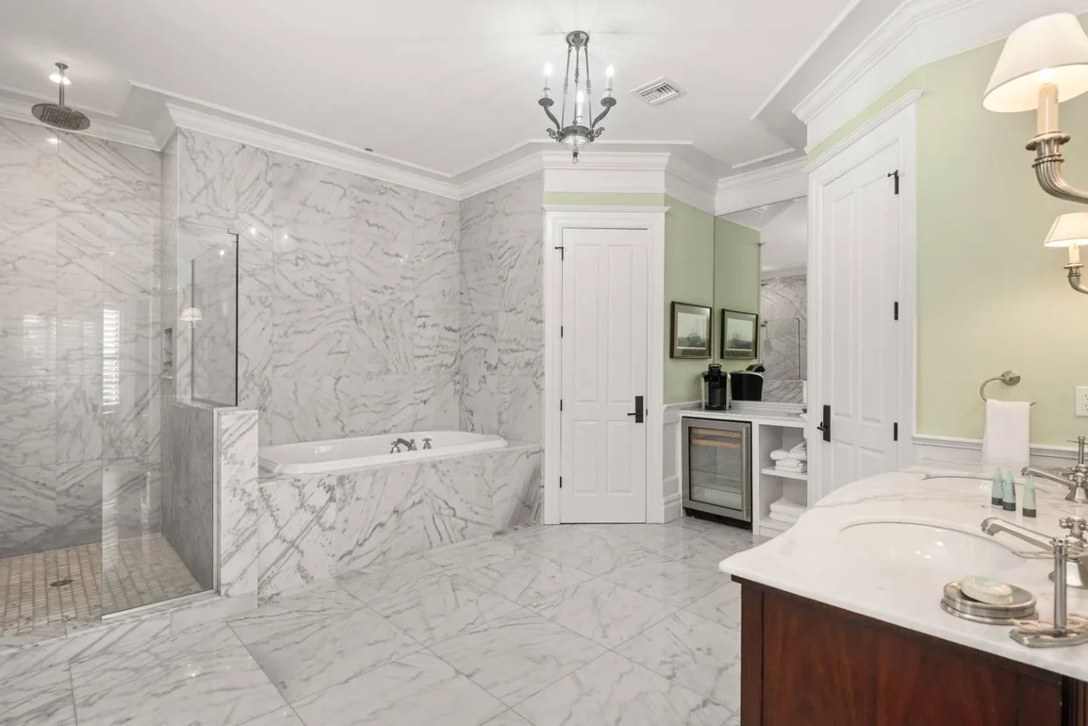 W402E - The Eclectic Colonial Estate #20