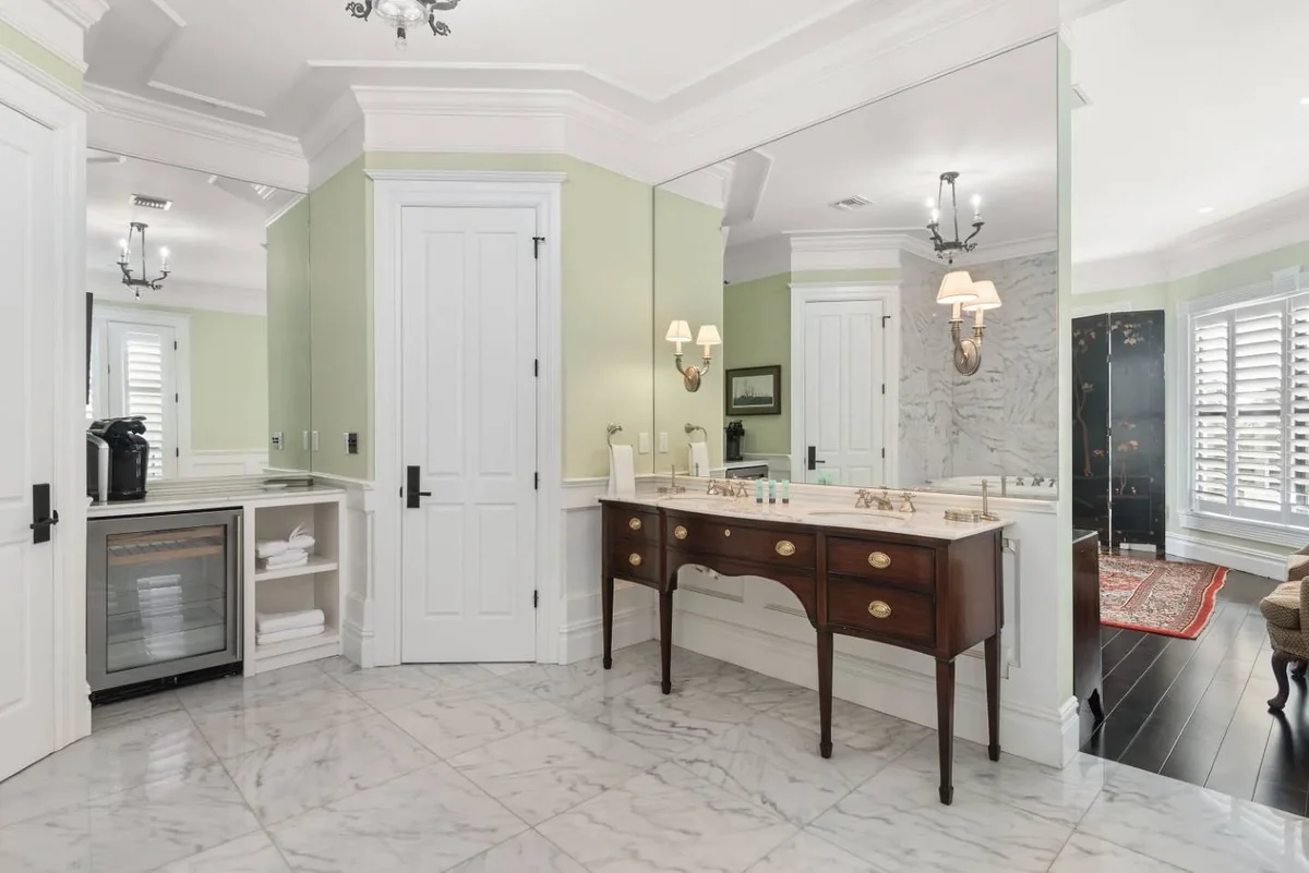 W402E - The Eclectic Colonial Estate #58