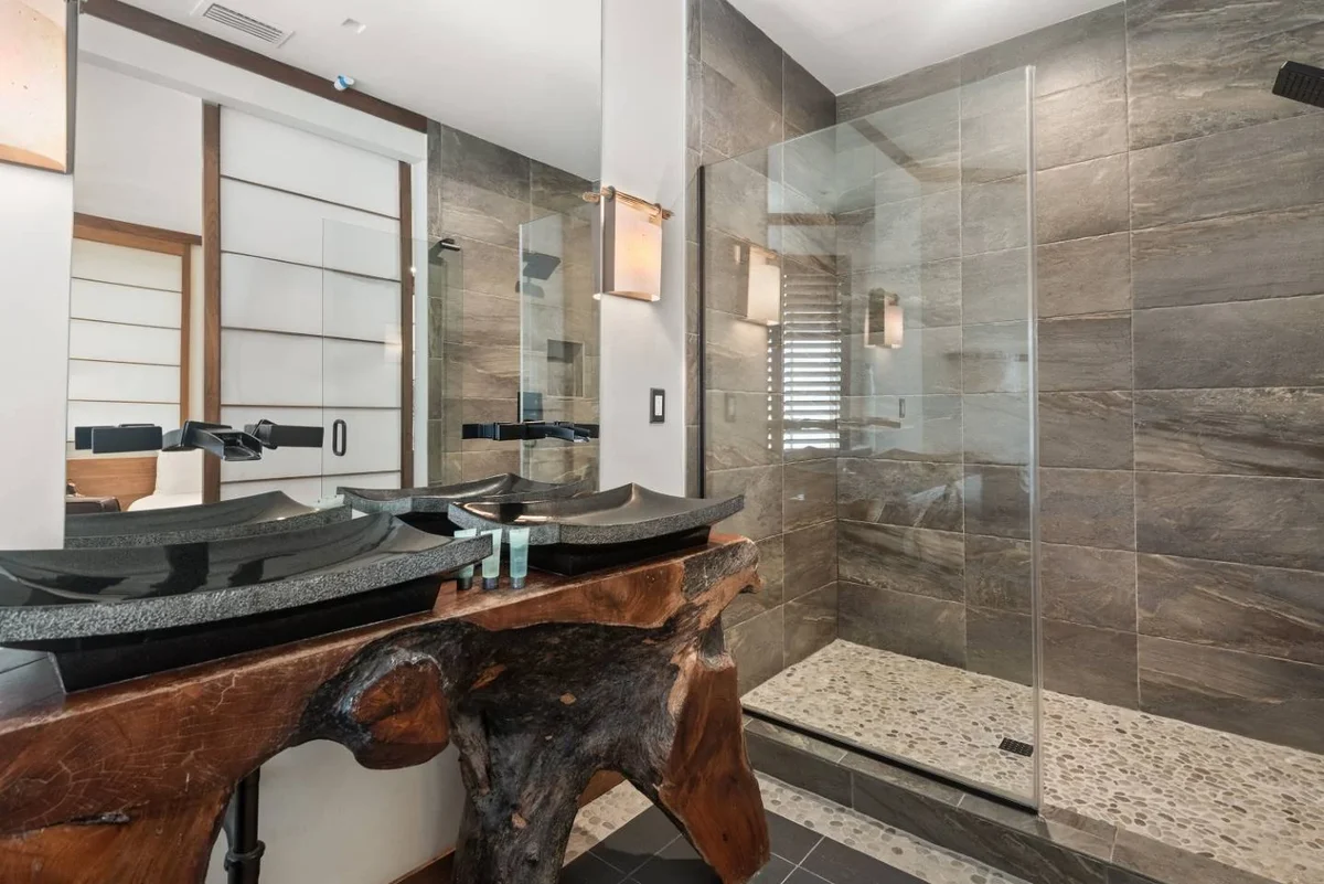 W402E - The Eclectic Colonial Estate #24