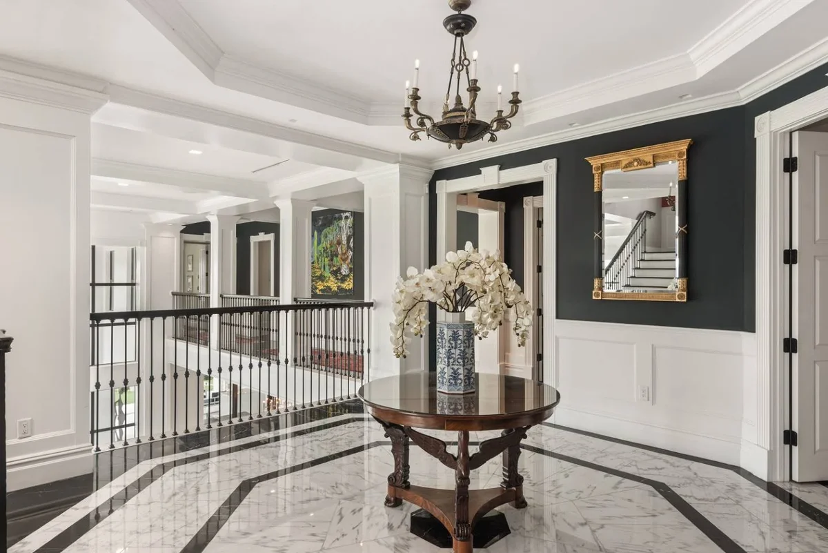 W402E - The Eclectic Colonial Estate #82