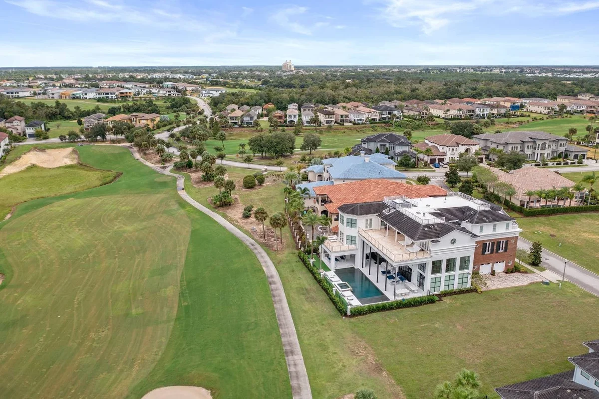 W402E - The Eclectic Colonial Estate #89