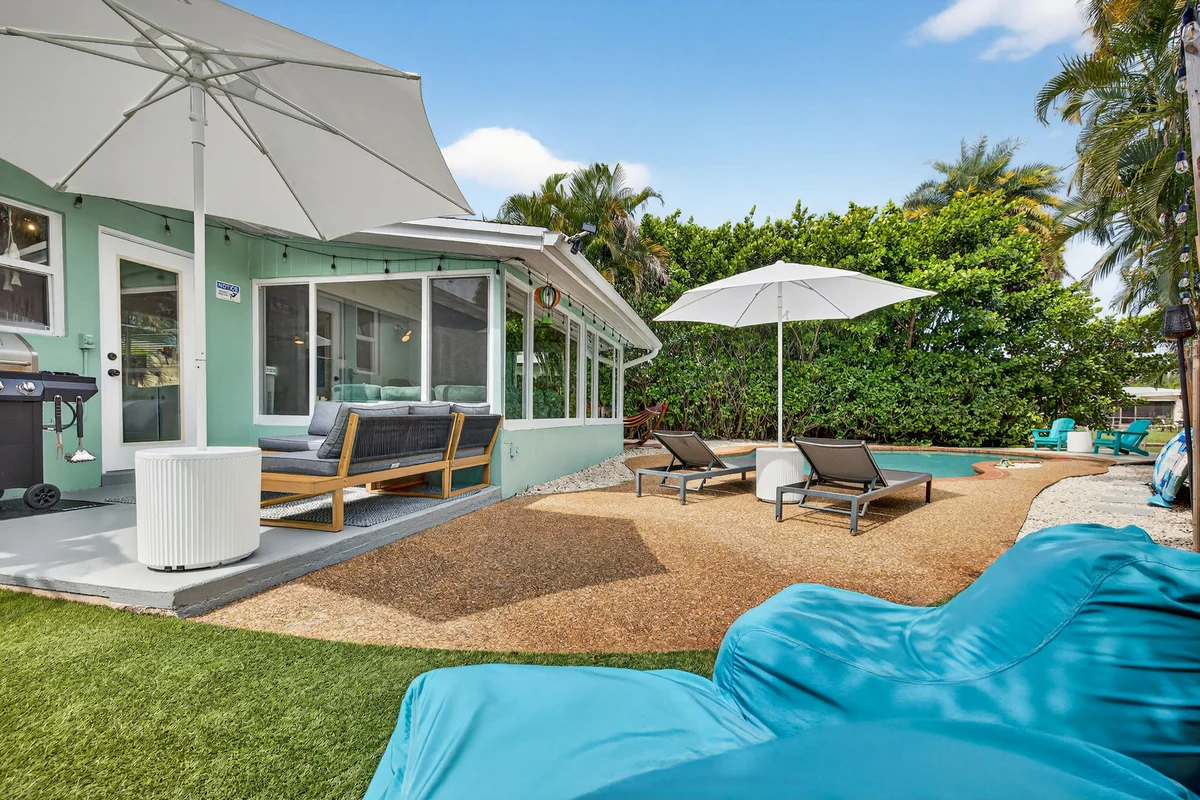 Wander Wilton Manors Oaks