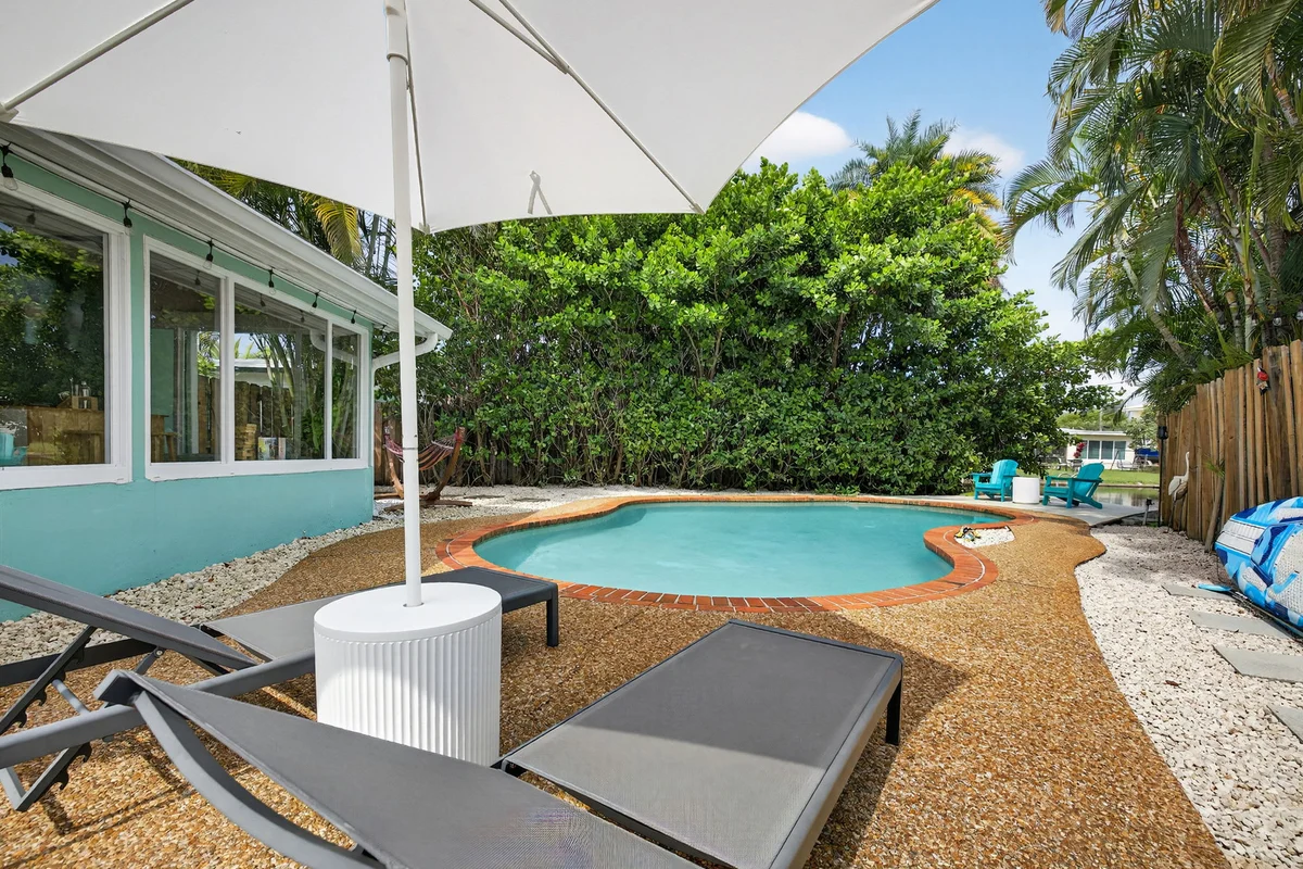 Wander Wilton Manors Oaks